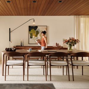 Chaises Cerso à structure en bois autour d’une table, dans une salle à manger lumineuse et chaleureuse.