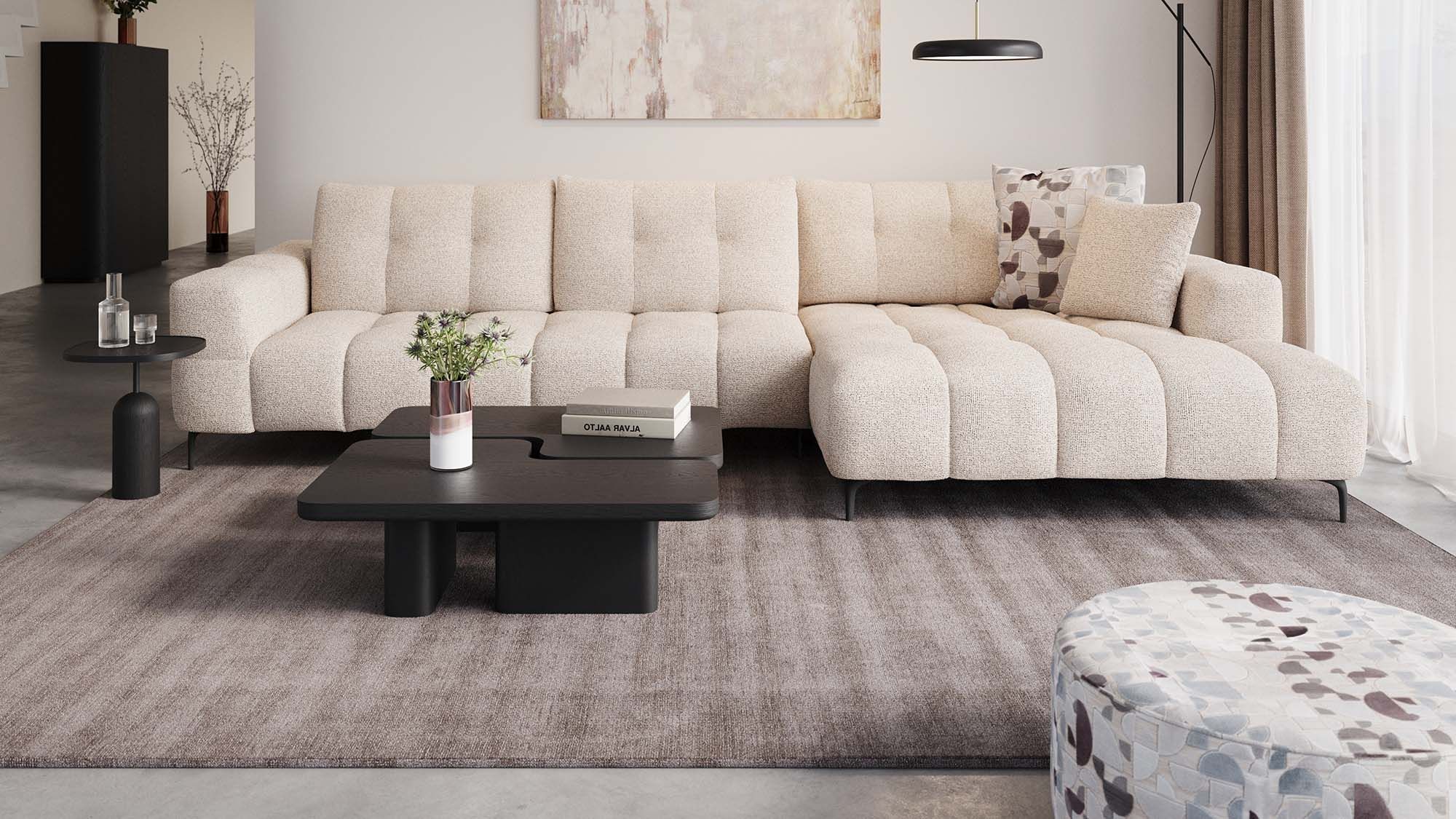 Canapé modulaire en tissu beige dans un salon moderne, avec tables basses noires, lampadaire arqué et grande fenêtre voilée.