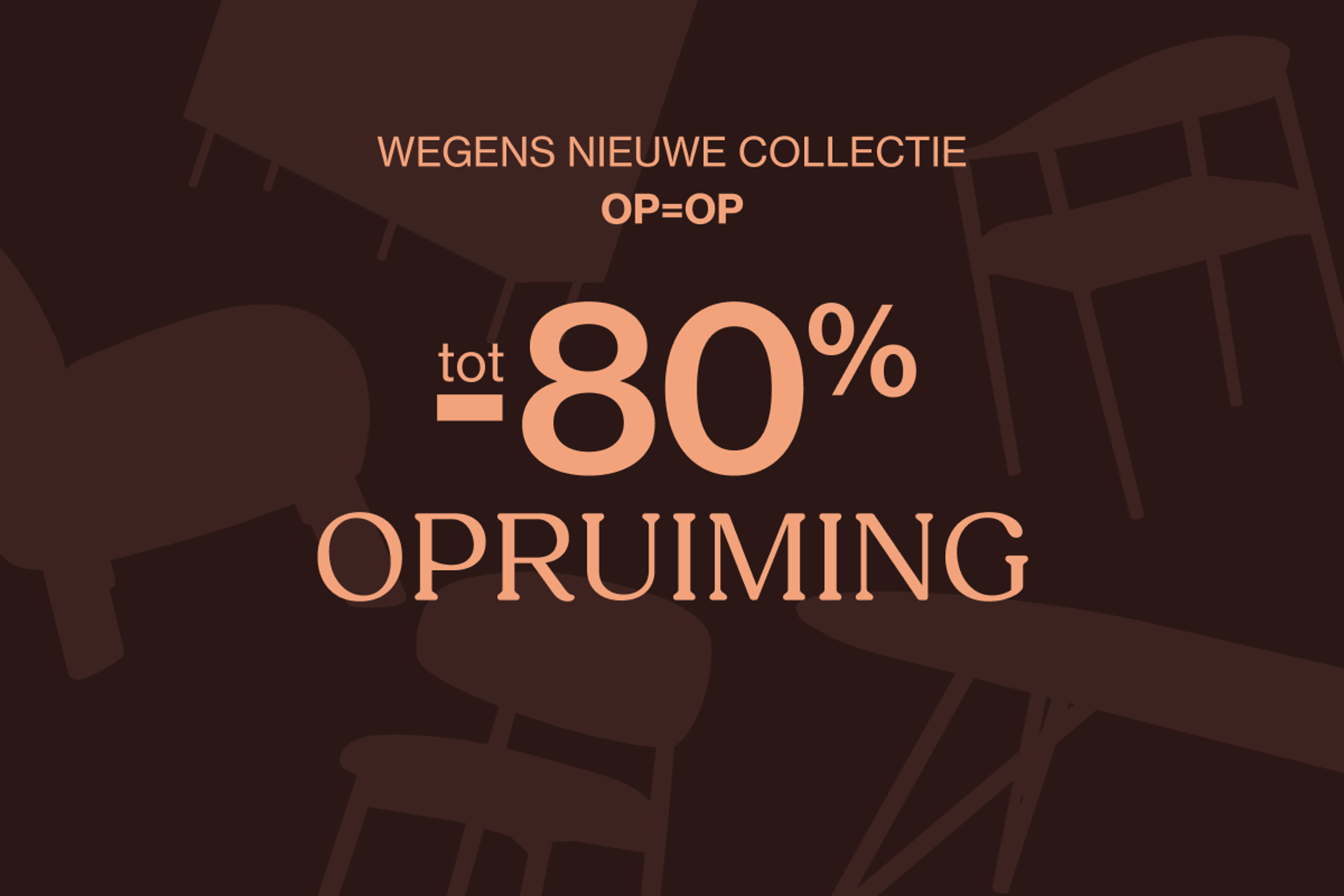 Showroom met lichte banken, oranjerode kussens en decoratieve objecten, met een persoon die door de ruimte beweegt.