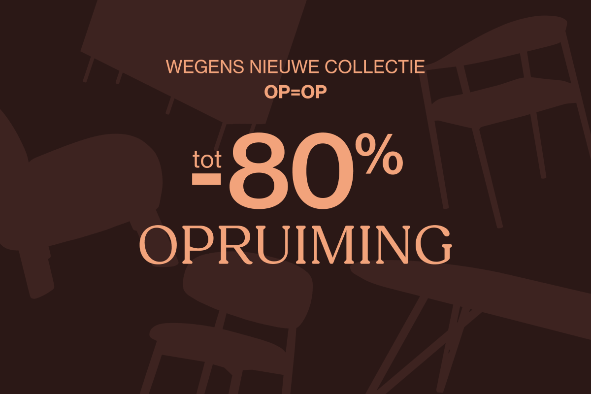 Showroom met lichte banken, oranjerode kussens en decoratieve objecten, met een persoon die door de ruimte beweegt.