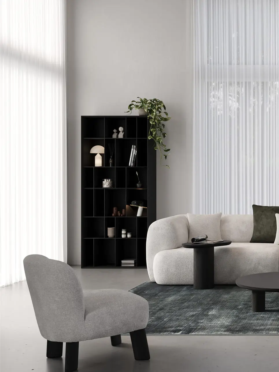 Arezzo fauteuil in licht grijze stof met zwarte poten, in een stijlvolle woonkamer met een grote beige bank, zwarte salontafels en een booglamp.