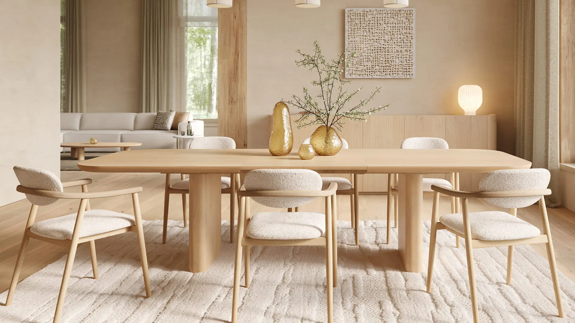 Armoire Raffinato en bois clair contre un mur beige dans un intérieur chaleureux avec table à manger et chaises.