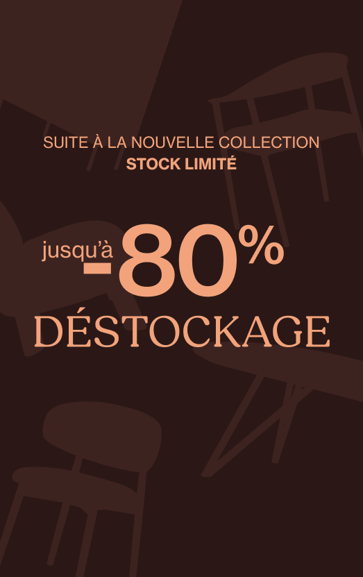 Chaise en table en bois avec un vase et une œuvre d'art en arrière-plan.