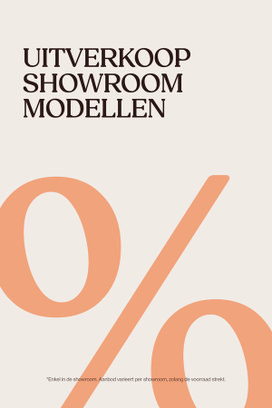 Affiche crème met de titel « Uitverkoop showroom modellen » en een grote perzikkleurige « 0% », met kleine voetnoot onderaan.