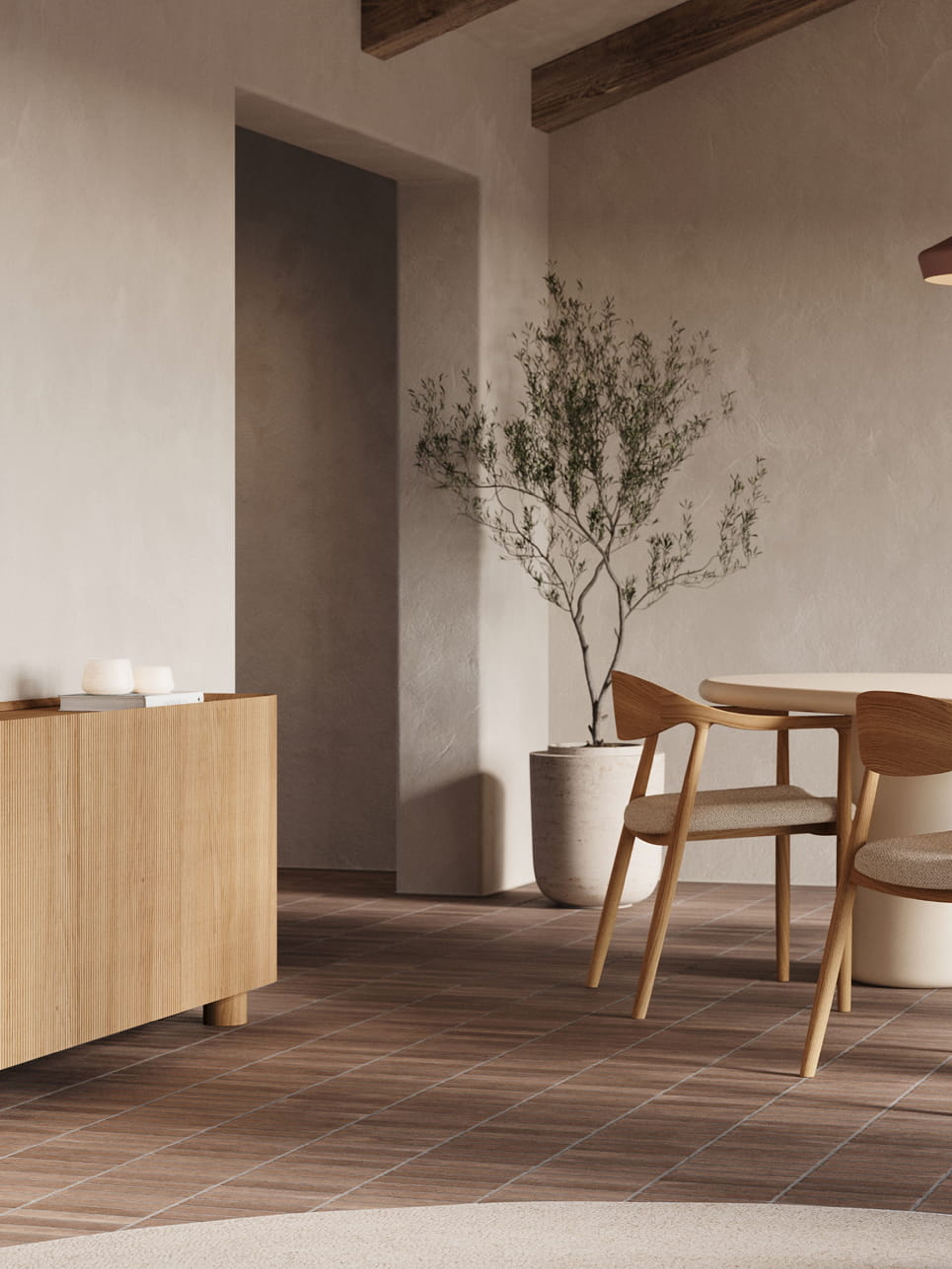 Buffet Grivato en bois clair avec façade rainurée, design minimaliste et pieds courts, dans une salle à manger chaleureuse au style naturel.