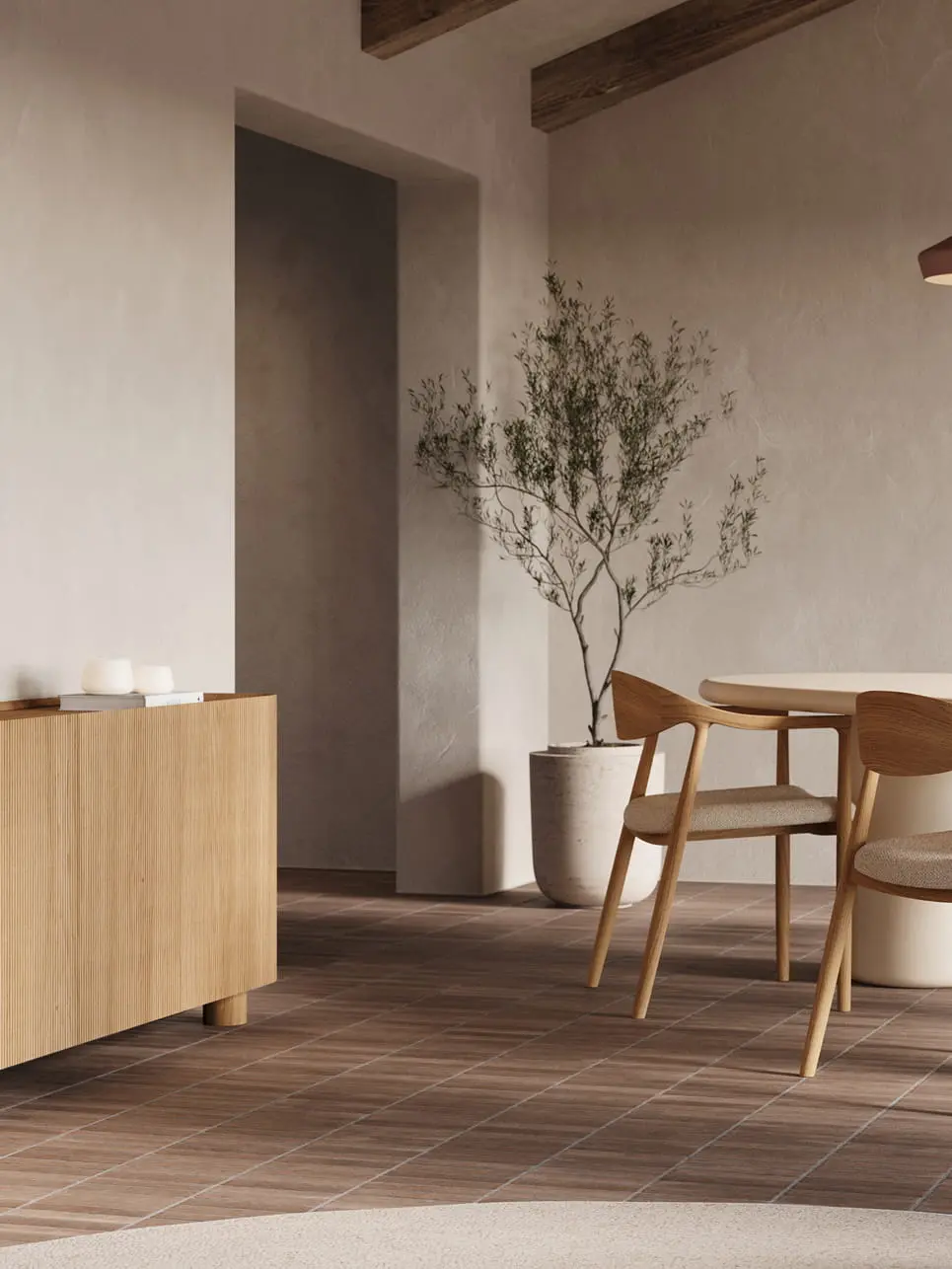 Buffet Grivato en bois clair avec façade rainurée, design minimaliste et pieds courts, dans une salle à manger chaleureuse au style naturel.