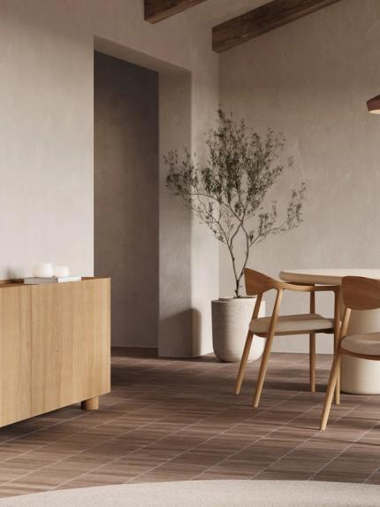 Grivato dressoir in licht hout met verticale groeven, minimalistisch design en korte poten, geplaatst in een warme eetkamer met natuurlijke uitstraling.