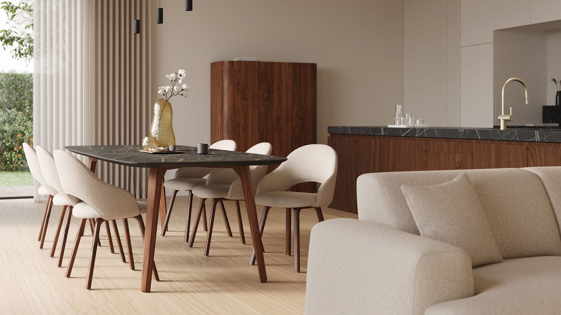 Espace repas avec table à manger en marbre foncé, six chaises rembourrées beige et pieds en bois, cuisine ouverte avec meubles en bois et robinet en laiton.