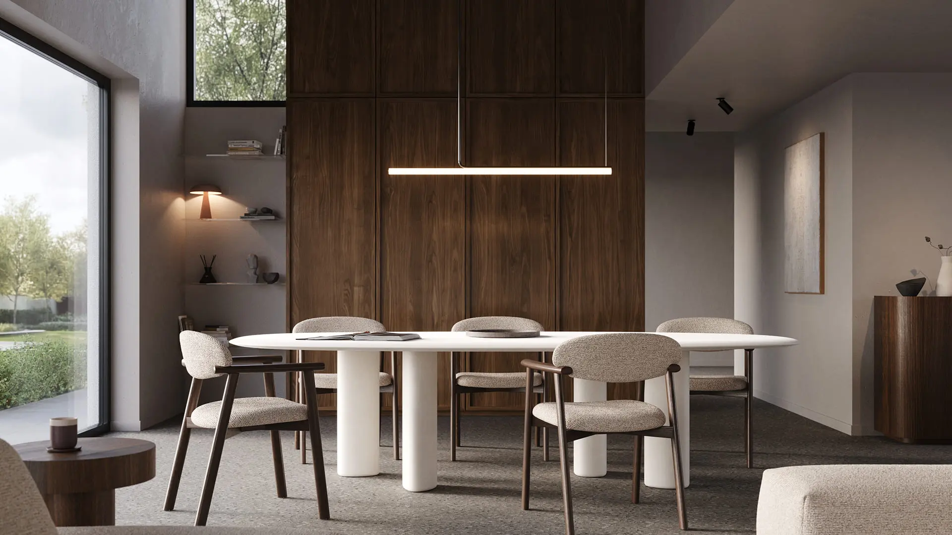 Salle à manger avec table blanche et chaises Serrato au revêtement doux, devant un grand mur en bois et des fenêtres laissant entrer la lumière naturelle.