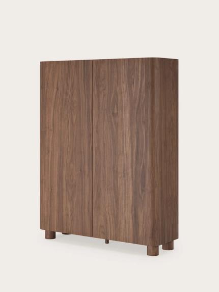 Grivato kast in donker hout met verticale ribbelstructuur, afgeronde hoeken en twee deuren op korte cilindervormige pootjes.