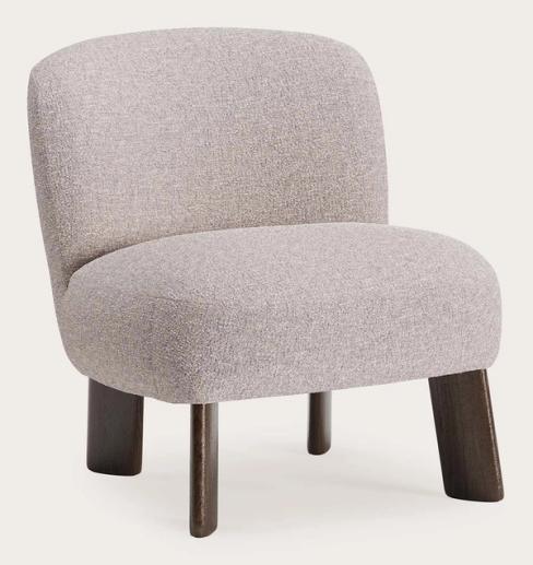 Compacte fauteuil in lichtgrijze stof met afgeronde rugleuning en zitting, op donkerhouten poten.