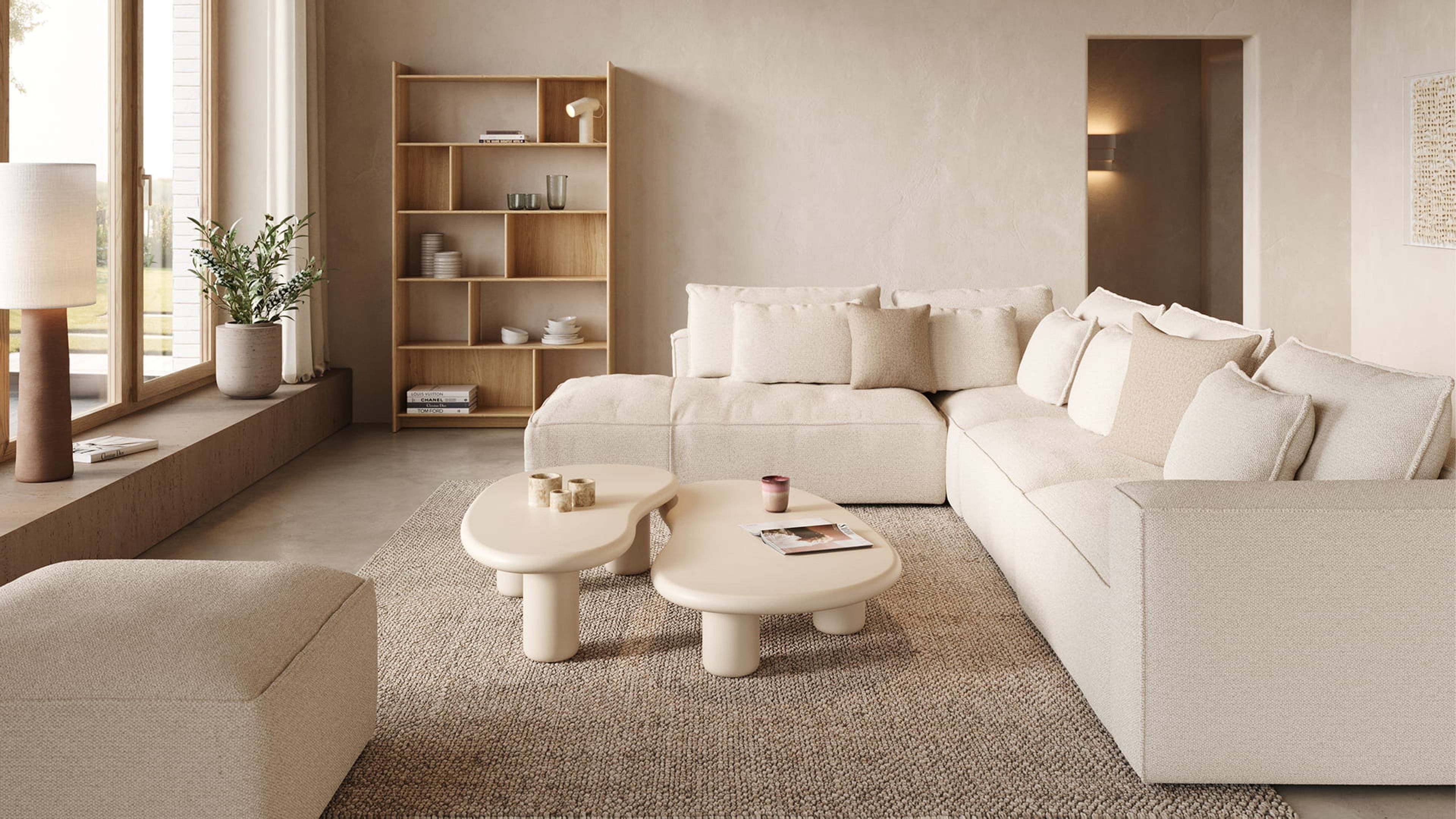 Beige woonkamer met modulaire Duomo zetel, ronde salontafels, houten kast en groot raam met natuurlijk licht.