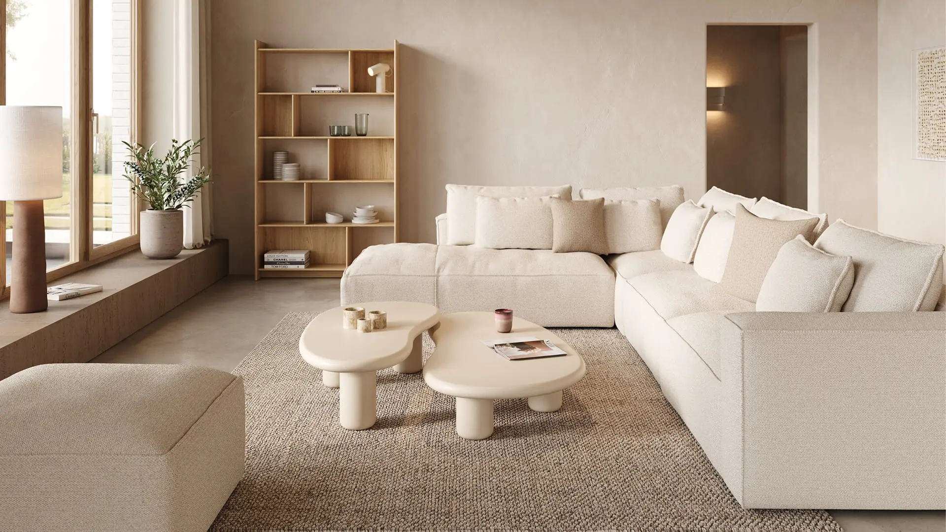 Salon beige avec canapé modulaire Duomo, tables basses rondes, bibliothèque en bois et grande fenêtre laissant entrer la lumière naturelle.