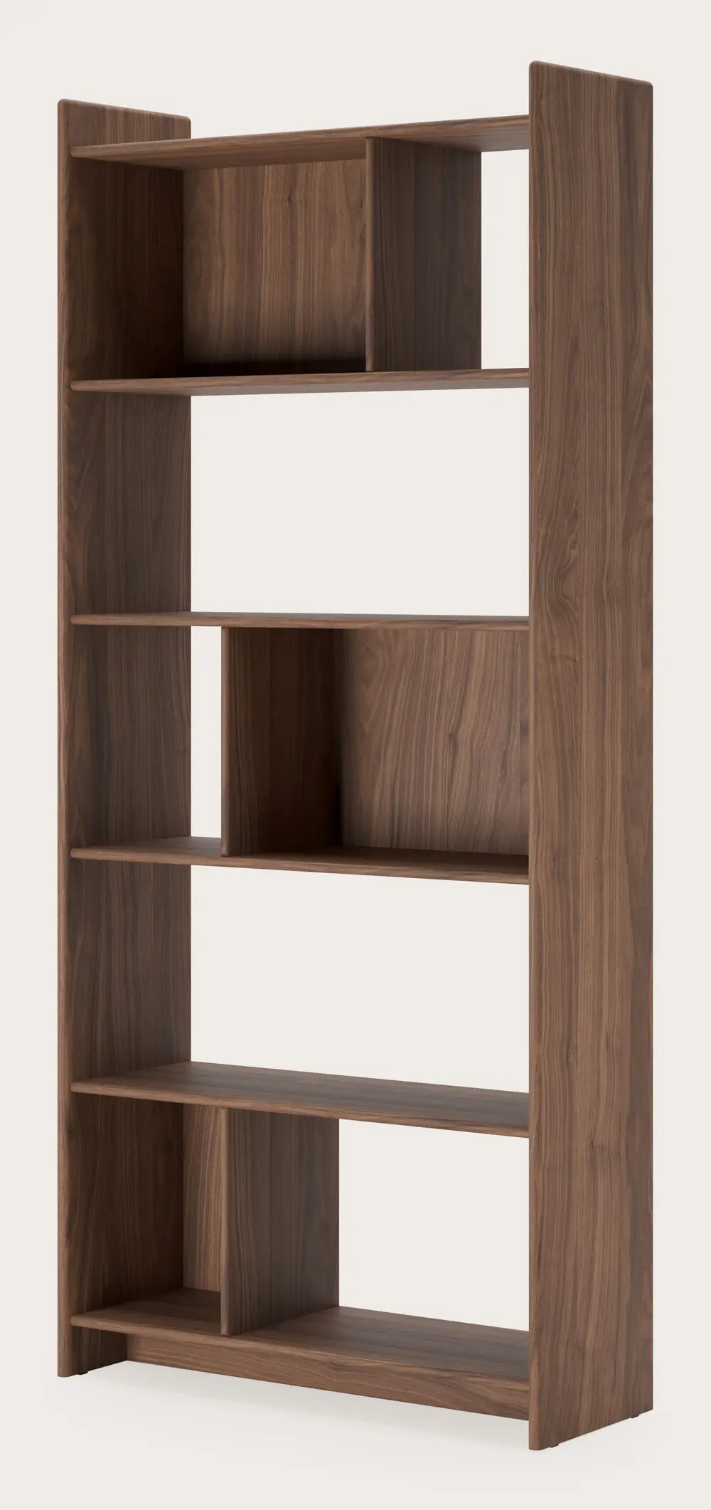 Étagère ouverte en bois avec compartiments asymétriques et plusieurs étagères en bois foncé sur fond neutre.