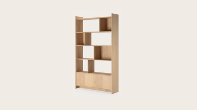 Lichte houten Librato-kast met open vakken en vier gesloten deuren onderaan, vrijstaand op een lichte achtergrond.