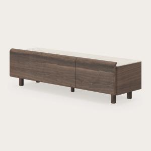 Donker houten dressoir met afgeronde hoeken, drie deuren en een licht blad tegen een neutrale achtergrond.