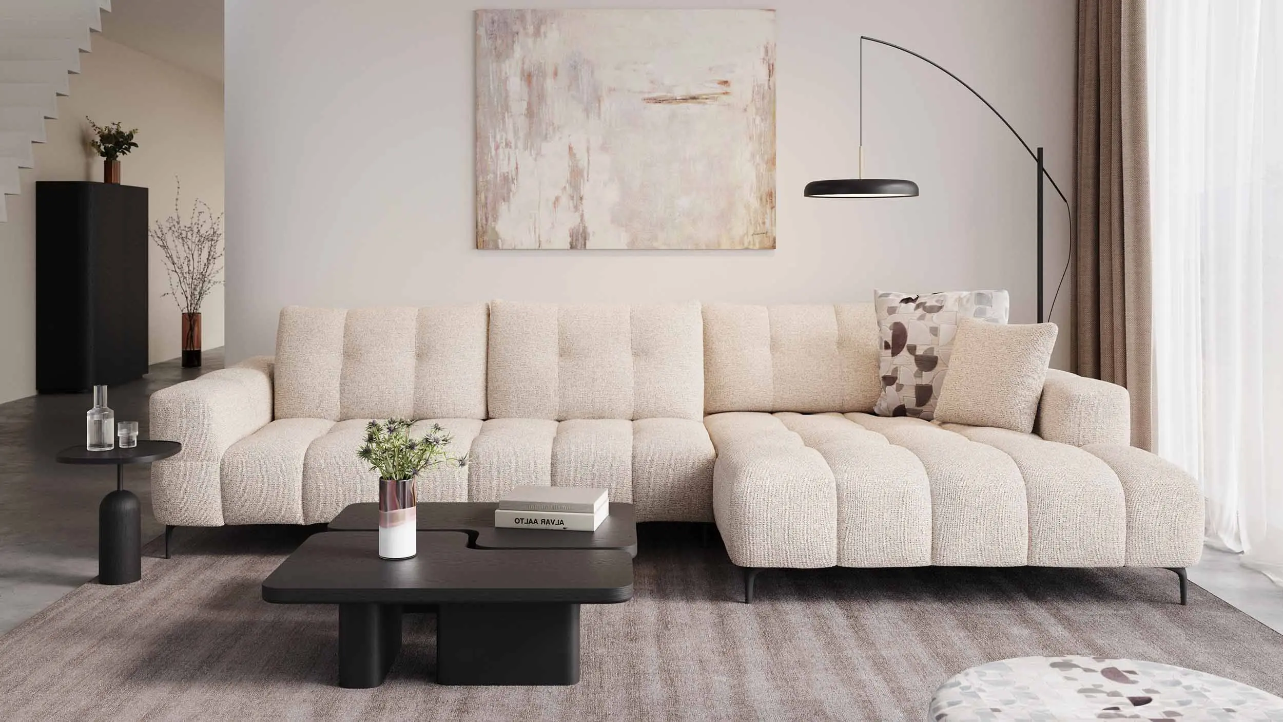 Canapé modulaire en tissu beige dans un salon moderne, avec tables basses noires, lampadaire arqué et grande fenêtre voilée.