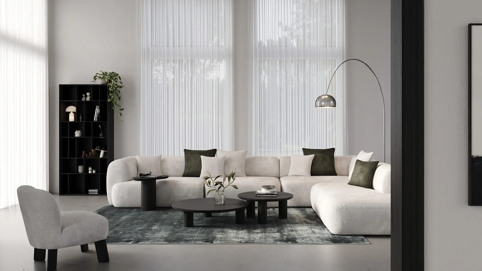 Arezzo fauteuil in licht grijze stof met zwarte poten, in een stijlvolle woonkamer met een grote beige bank, zwarte salontafels en een booglamp.