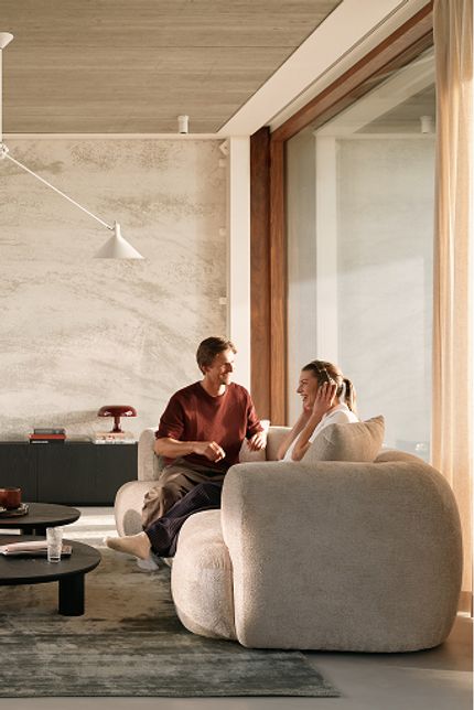 Couple dans un salon lumineux aux formes organiques et matières douces dans le style Delicate Encounters