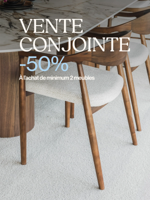 Salle à manger avec chaises en bois à assise claire et table avec plateau en céramique, avec un texte annonçant 50 % de réduction à l’achat de minimum 2 meubles.