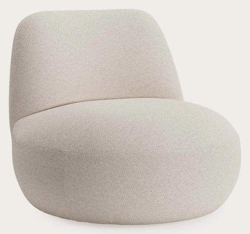 Fauteuil beige clair avec une forme douce et organique, idéale pour un coin salon moderne et confortable.
