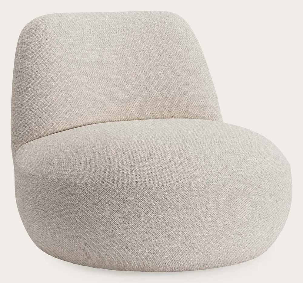 Fauteuil beige clair avec une forme douce et organique, idéale pour un coin salon moderne et confortable.