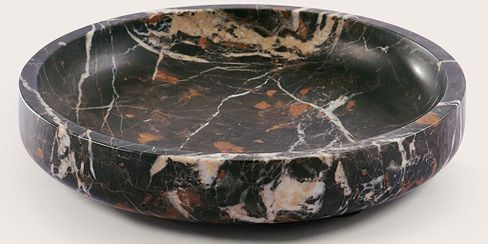 Plat décoratif rond effet marbre brun foncé, avec veines blanches et nuances rouille.