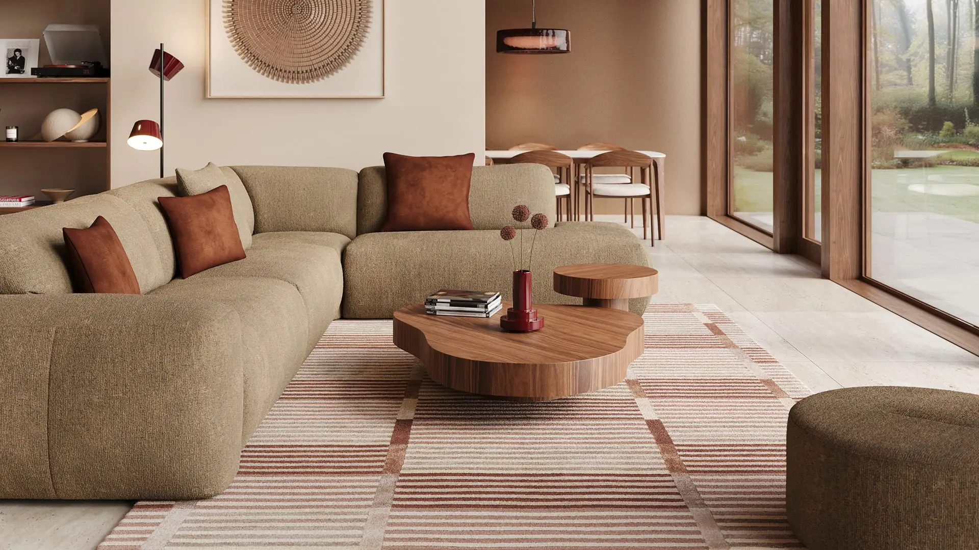 Pouf Tondo en tissu vert près d’un canapé d’angle modulable, avec table basse en bois sur un tapis rayé.