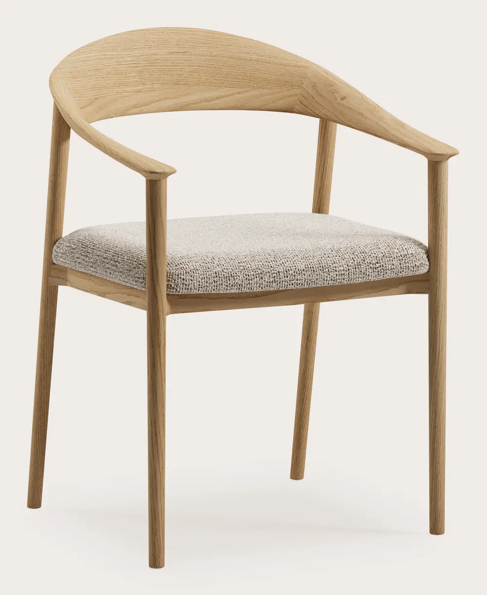 Chaise en bois avec dossier incurvé et accoudoirs, finition en chêne clair et assise rembourrée en tissu beige.