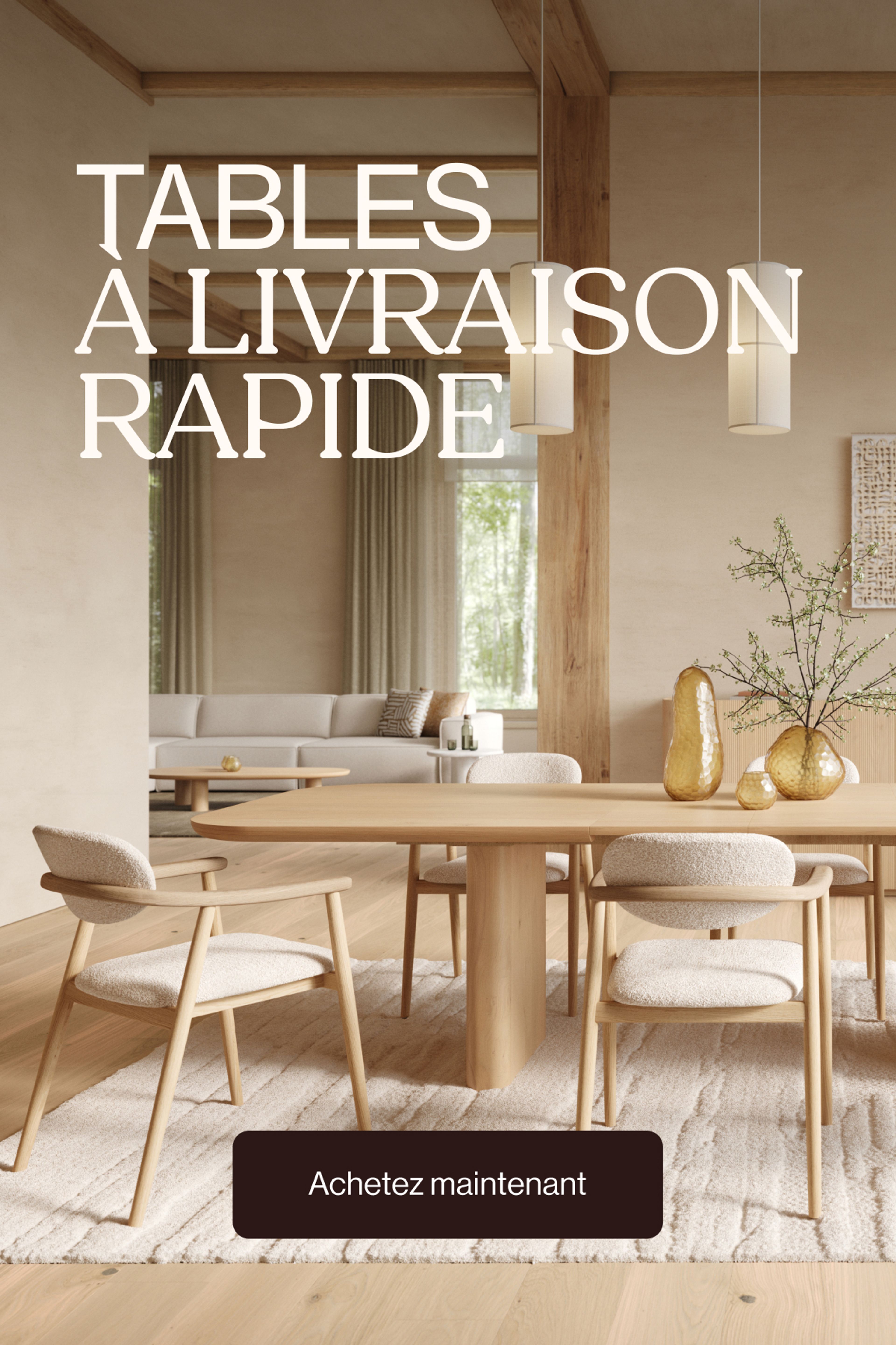 Table en bois clair avec quatre chaises rembourrées dans un salon chaleureux; texte « Tables à livraison rapide ».