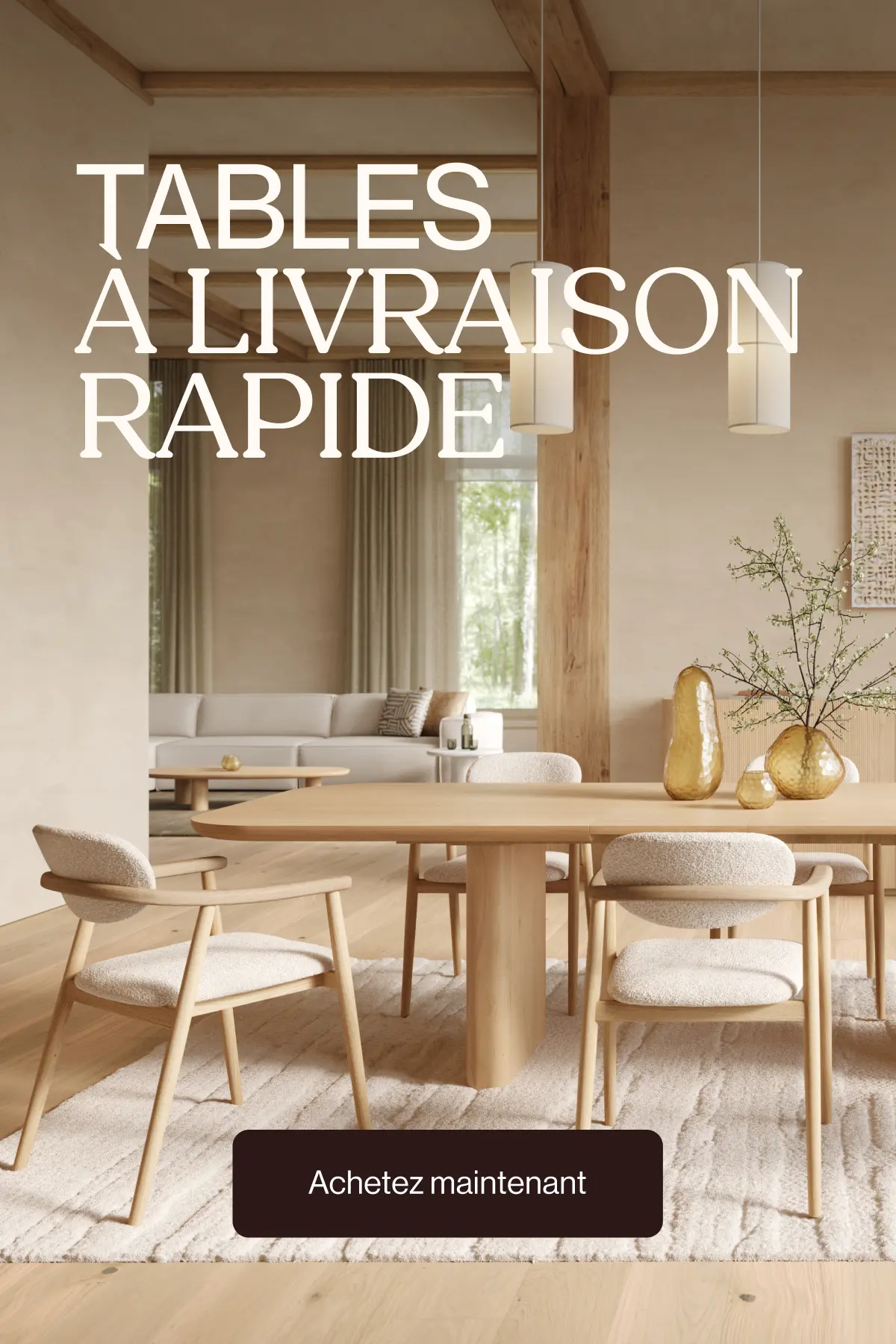 Table en bois clair avec quatre chaises rembourrées dans un salon chaleureux; texte « Tables à livraison rapide ».