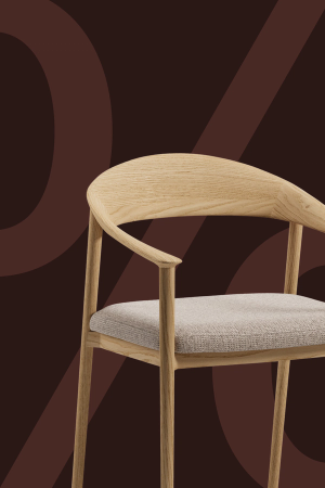 Houten stoel met afgeronde rugleuning en beige zitting op een donkere promotionele achtergrond met kortingsgrafiek.