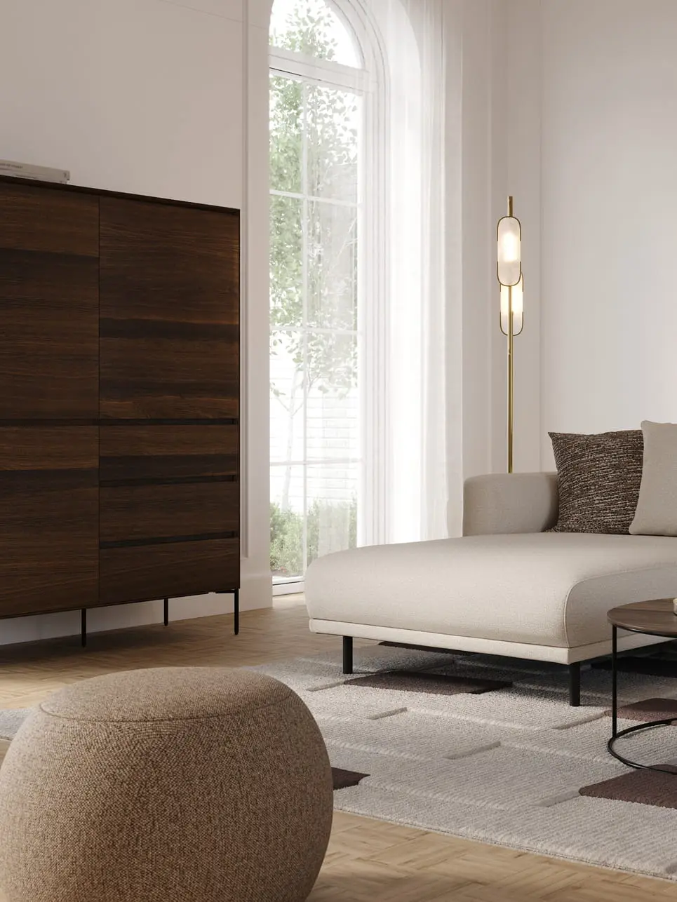 Pouf Basso en tissu beige, placé à côté d’un canapé beige et d’une table basse dans un salon moderne avec un sol en bois et de grandes fenêtres.t houten vloer en grote ramen.