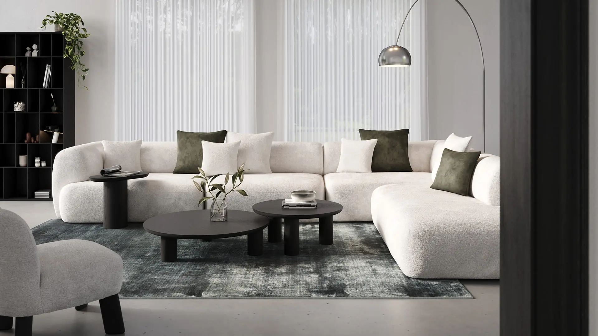 Beige woonkamer met modulaire Sarpi zetel, ronde houten salontafels, gestreept tapijt en grote ramen met zicht op de tuin.