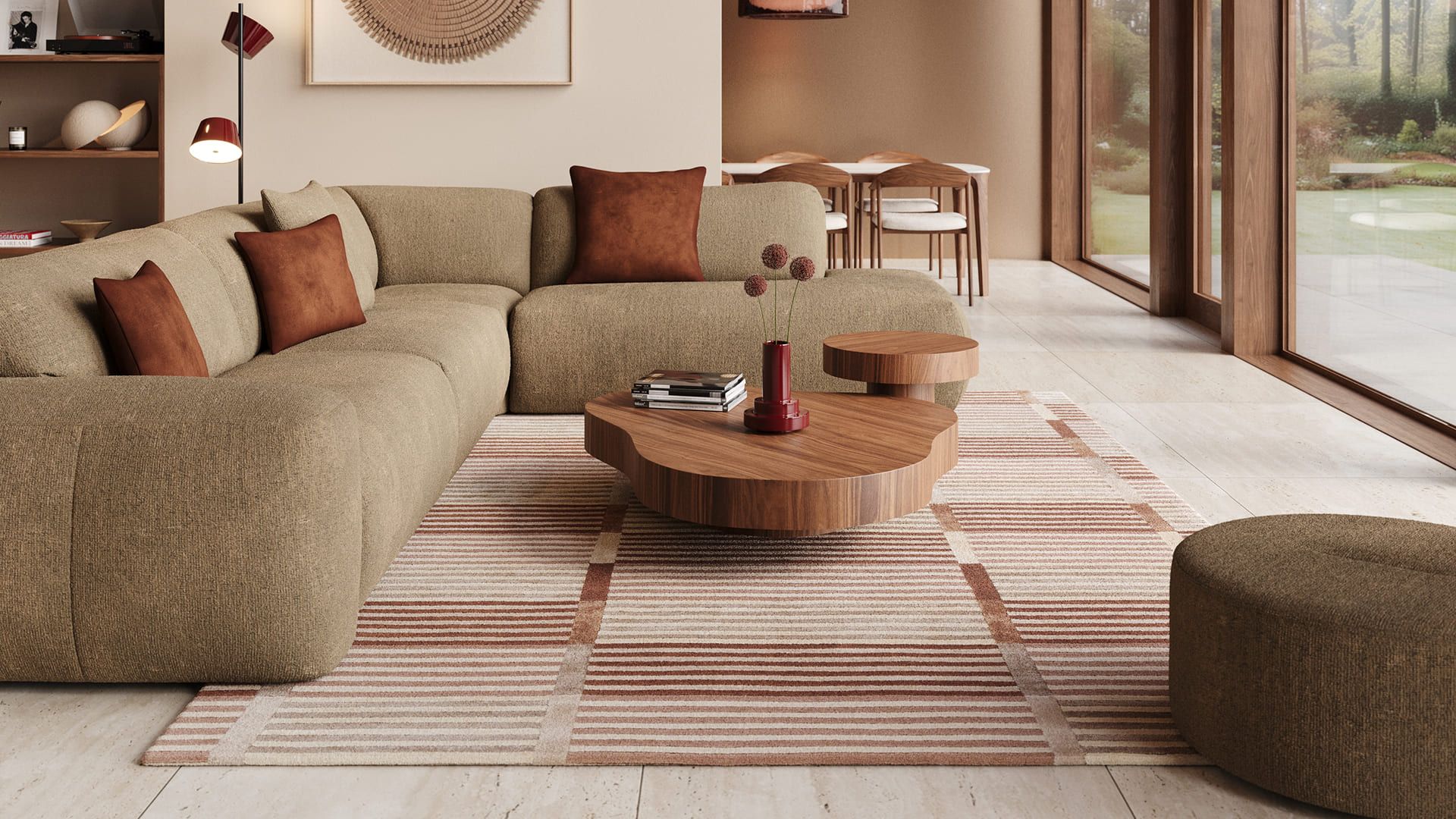 Warme leefruimte met groene hoekzetel, organische houten salontafels en grote raampartijen in een interieur met houtaccenten.