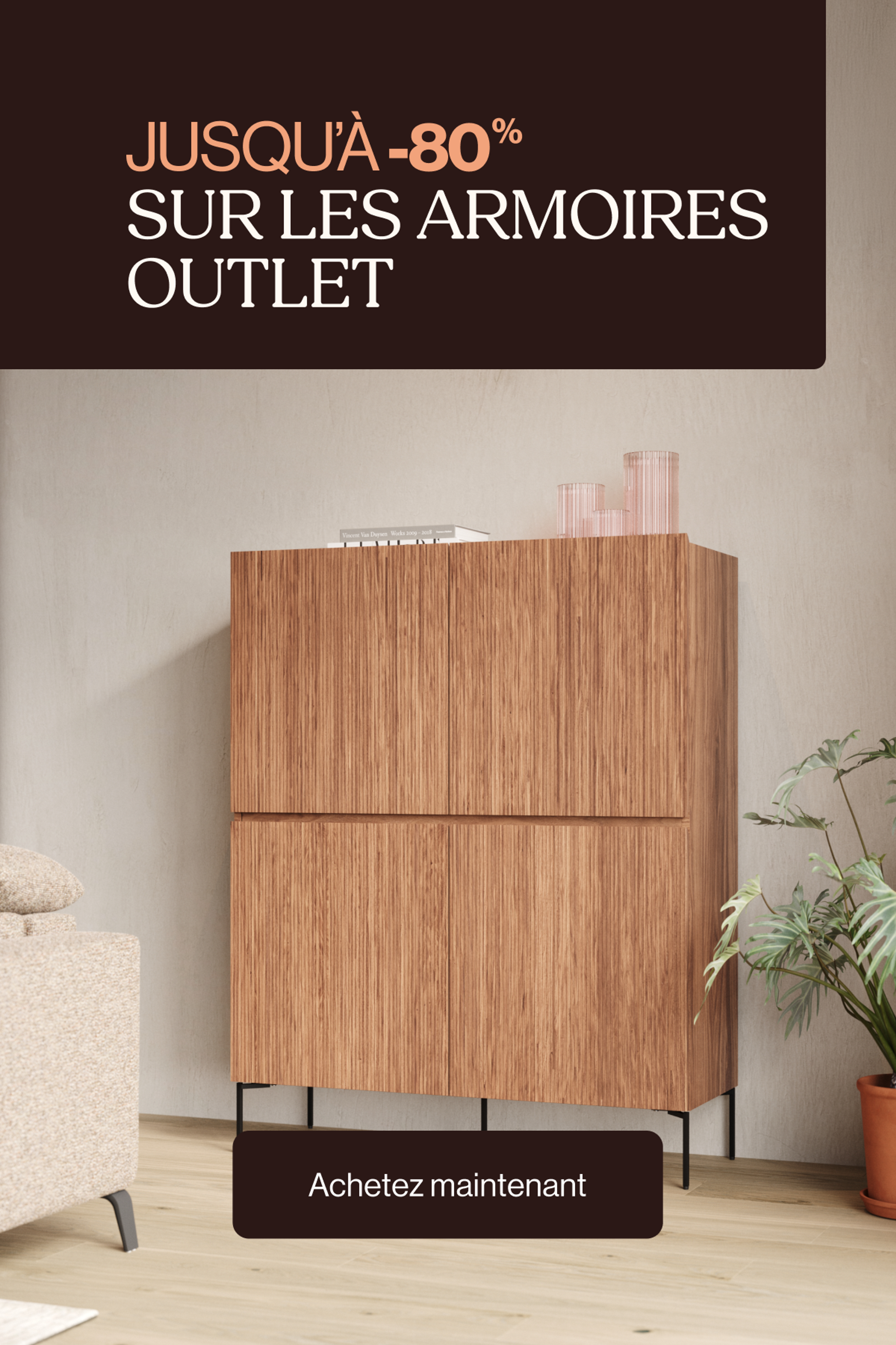 Armoire haute en bois strié sur pieds noirs, avec plante et verres roses; bandeau promotionnel en haut.