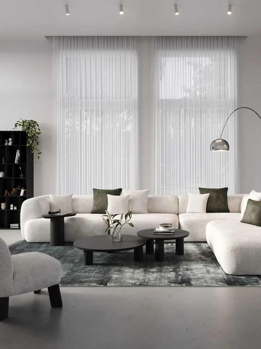 Beige woonkamer met modulaire Sarpi zetel, ronde houten salontafels, gestreept tapijt en grote ramen met zicht op de tuin.