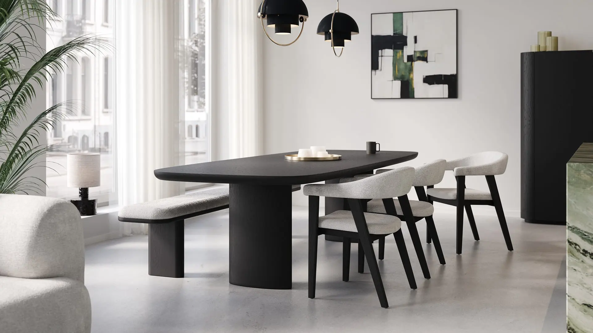 Salle à manger minimaliste avec longue table noire, chaises claires et banc, suspensions noires et hautes fenêtres avec voilages.