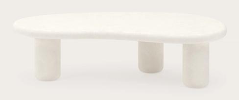 Ovale, lichtgekleurde salontafel met afgerond blad en drie cilindervormige poten op neutrale achtergrond.