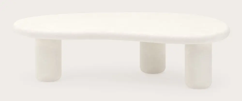 Ovale, lichtgekleurde salontafel met afgerond blad en drie cilindervormige poten op neutrale achtergrond.