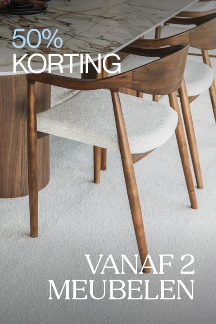 Detail van houten eetkamerstoelen en een tafel met keramisch blad, met tekst over 50% korting vanaf 2 meubelen.