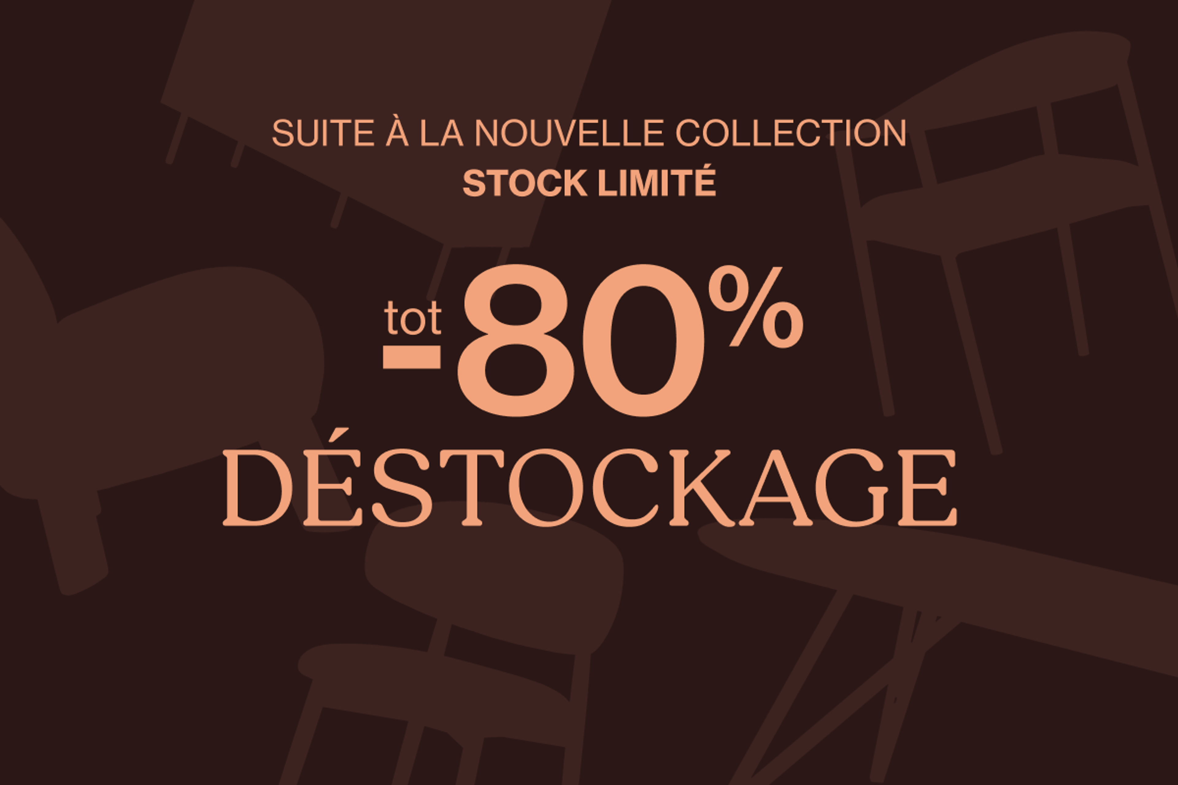Showroom avec des canapés clairs, des coussins rouge-orange et des objets décoratifs, avec une personne se déplaçant dans l'espace