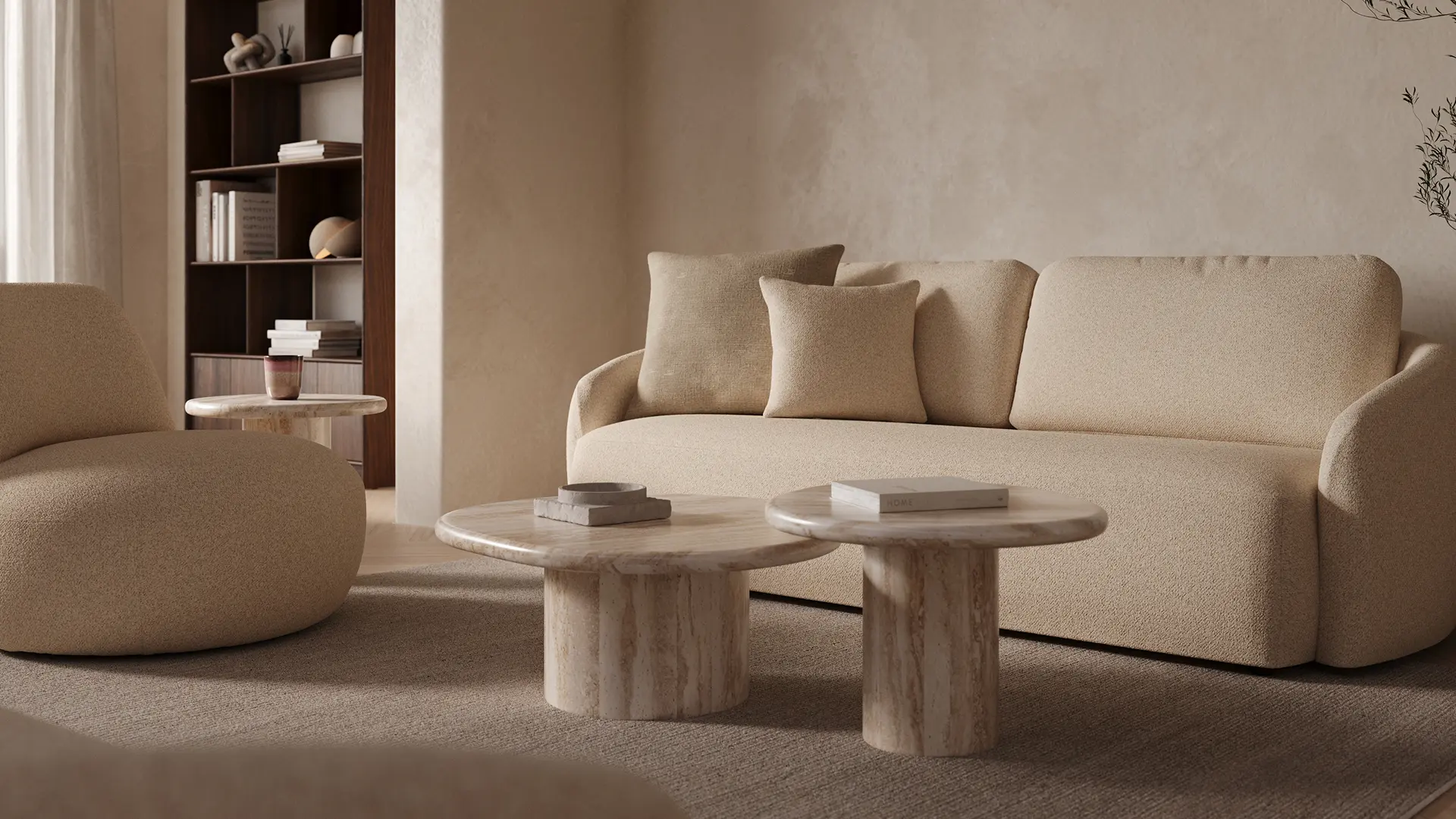 Rustige zithoek met beige sofa en ronde marmeren salontafels op een tapijt, onder een hanglamp, met een boogdoorgang en boekenkast op de achtergrond.