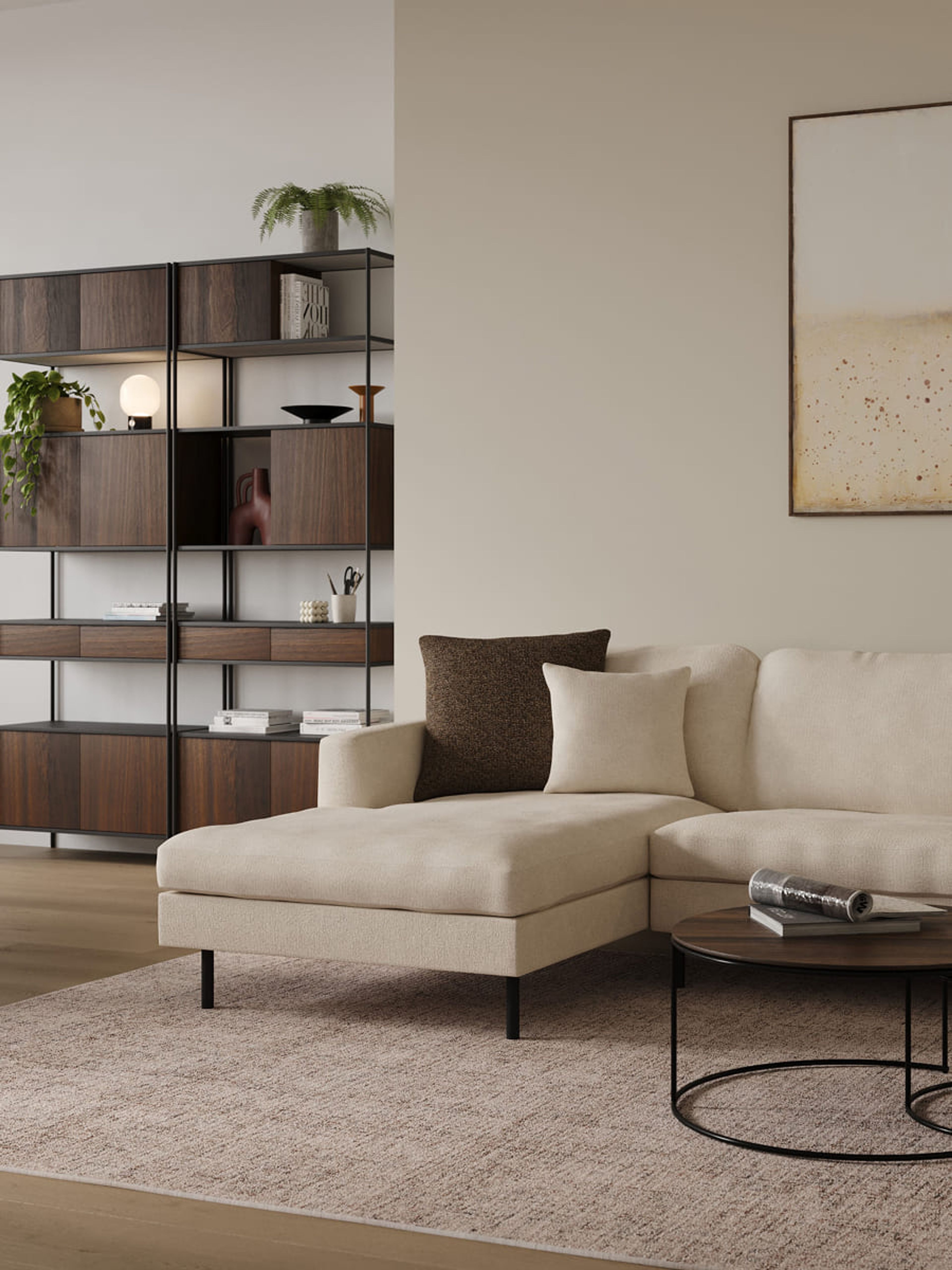 Een stijlvol en functioneel interieur voor een compacte ruimte, met een lichte, comfortabele bank, een strak houten boekenkast en minimalistische accessoires die warmte en balans toevoegen.
