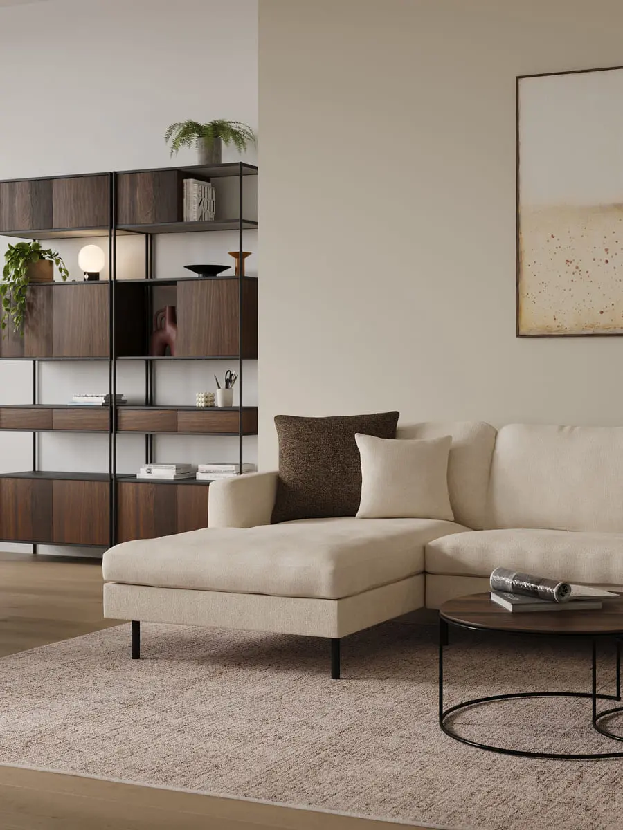 Un intérieur élégant et fonctionnel pour un espace compact, avec un canapé léger et confortable, une bibliothèque en bois épurée et des accessoires minimalistes apportant chaleur et équilibre.