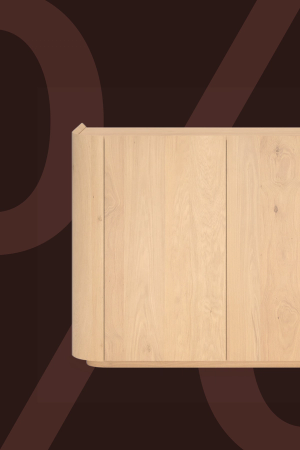 Houten kast met afgeronde hoek en lichte houtstructuur op een donkere promotionele achtergrond met kortingsgrafiek.