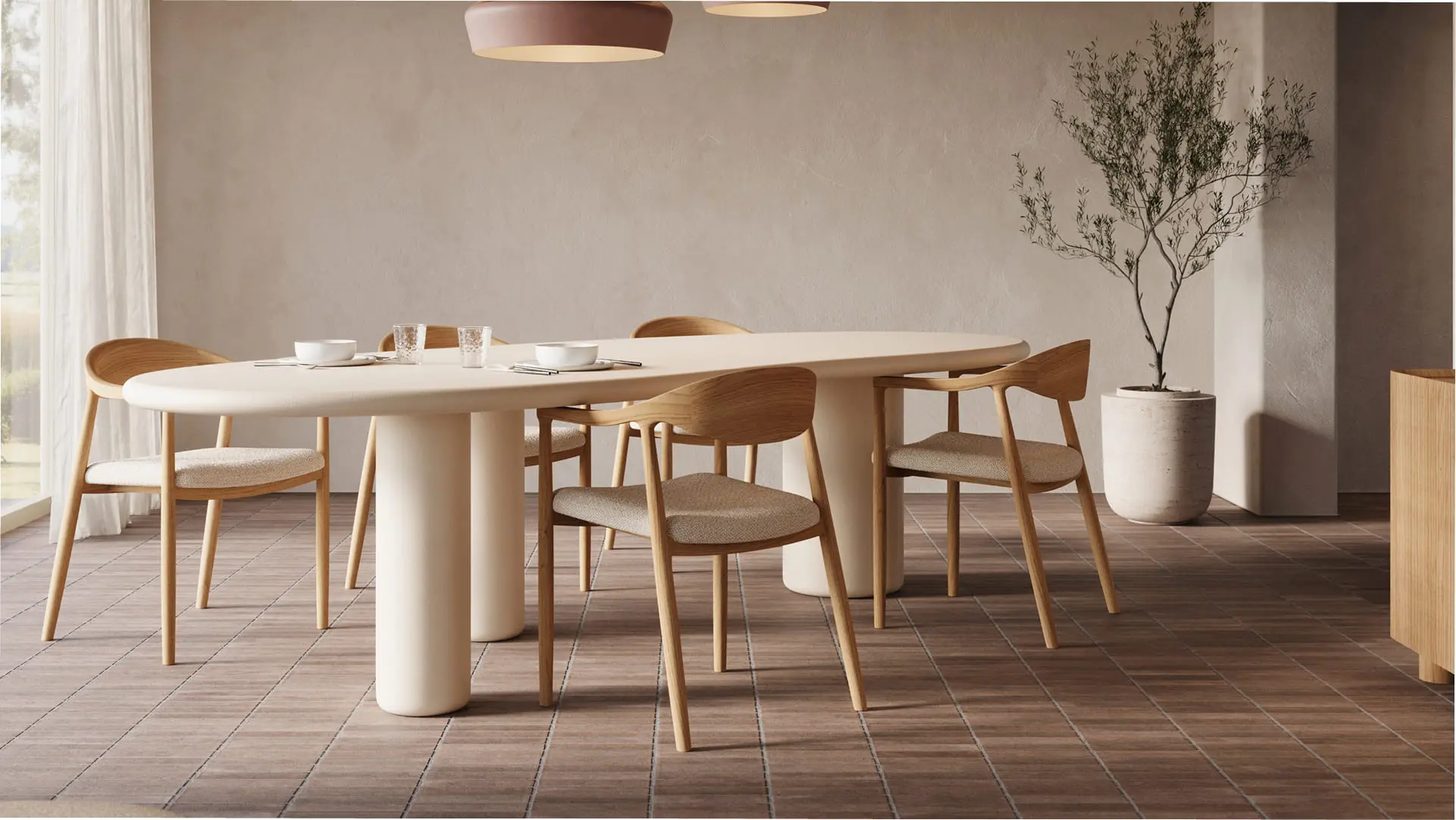 Rustige eetkamer met lange ovale tafel, houten stoelen en hanglampen, met balkenplafond, grote ramen en lichte houten kast.