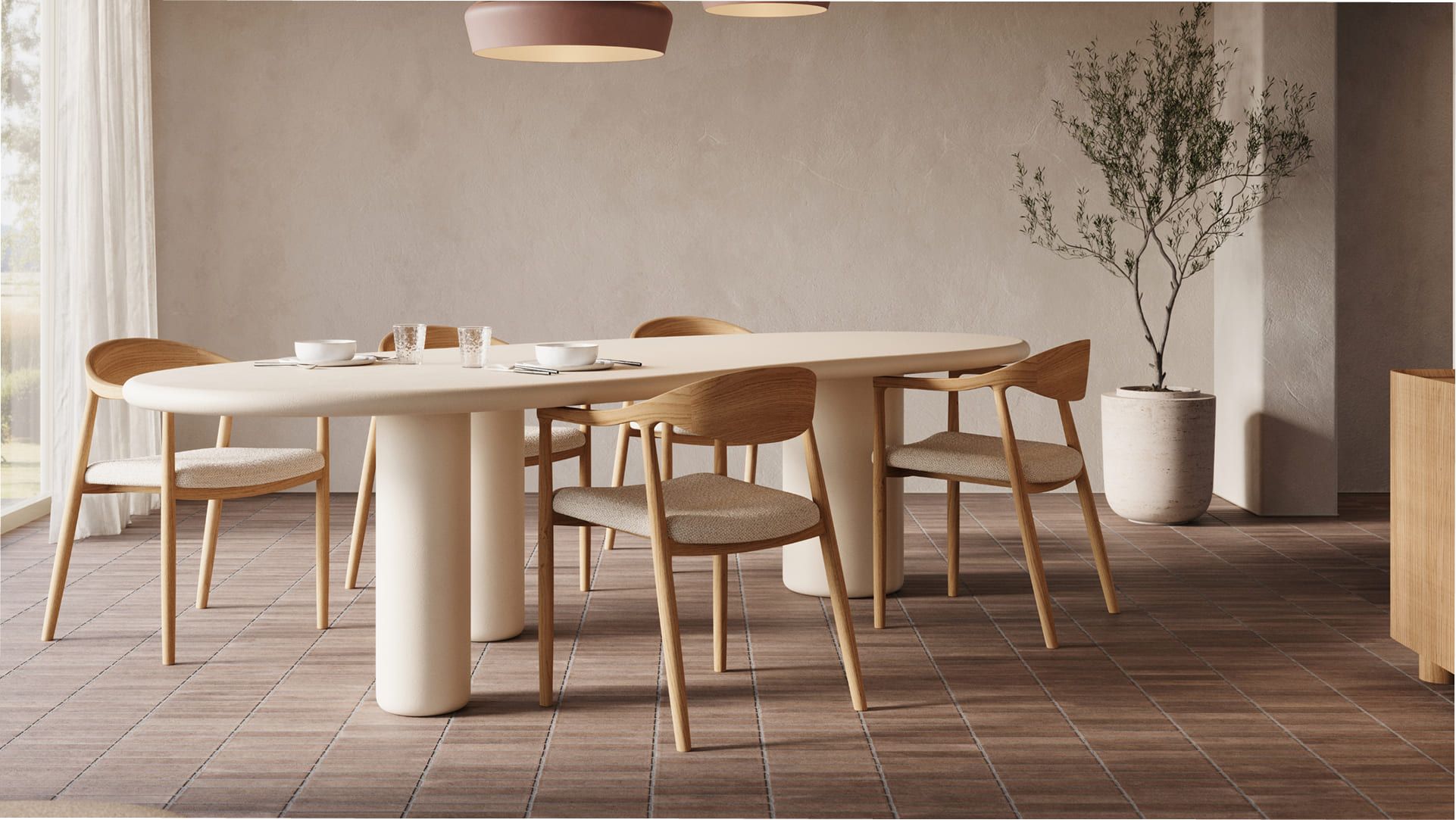 Rustige eetkamer met lange ovale tafel, houten stoelen en hanglampen, met balkenplafond, grote ramen en lichte houten kast.
