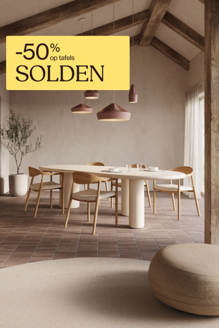 Ovale eettafel met houten stoelen in warme eetkamer met houten balken, hanglampen en groot raam.