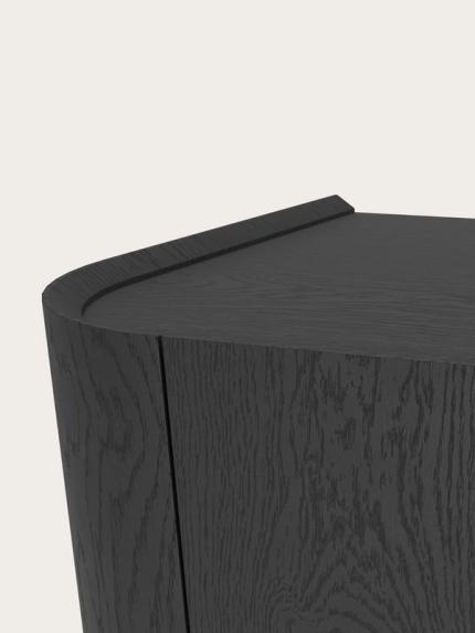 Detail van Rondato kast in zwart hout, met afgeronde hoek en zichtbaar houtenerfpatroon op het bovenblad en front.